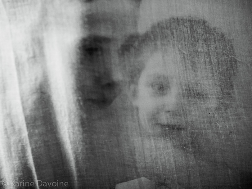 enfant-portrait-rideau- Behind the curtain Photographie 