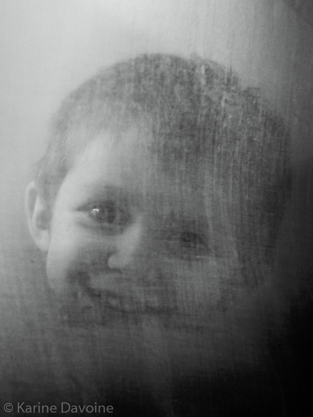 portrait-enfant-rideau- Behind the curtain Photographie 