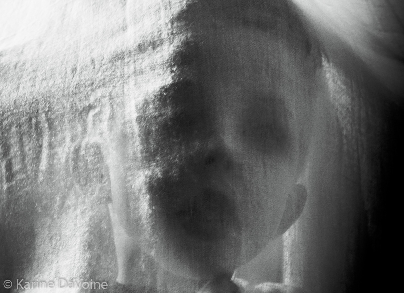 rideau-enfant-tissu-déformation-transparence-2 Behind the curtain Photographie 