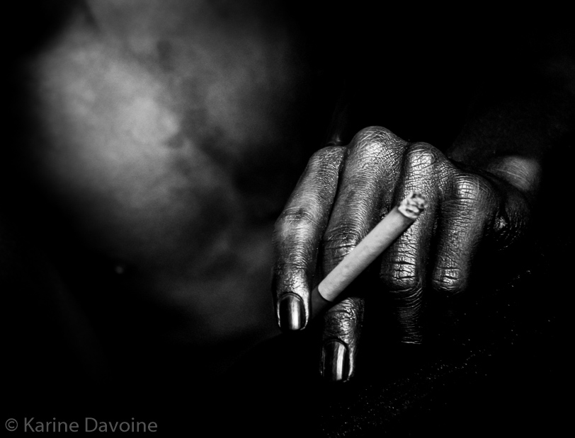 Main-carbonite-photo-cigarette Under my skin, nus ...suite et fin Photographie 
