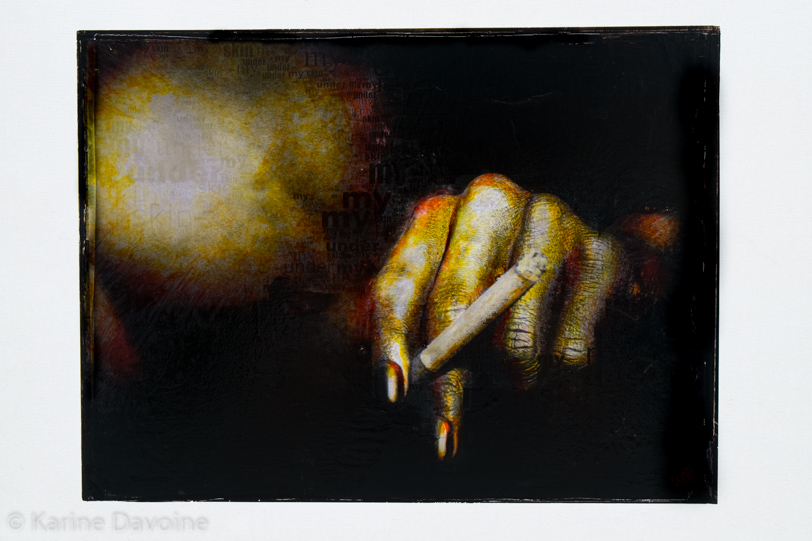 main-plexiglass-tableau-rouge-jaune-cigarette Entre Jaunes et Rouges Peinture 